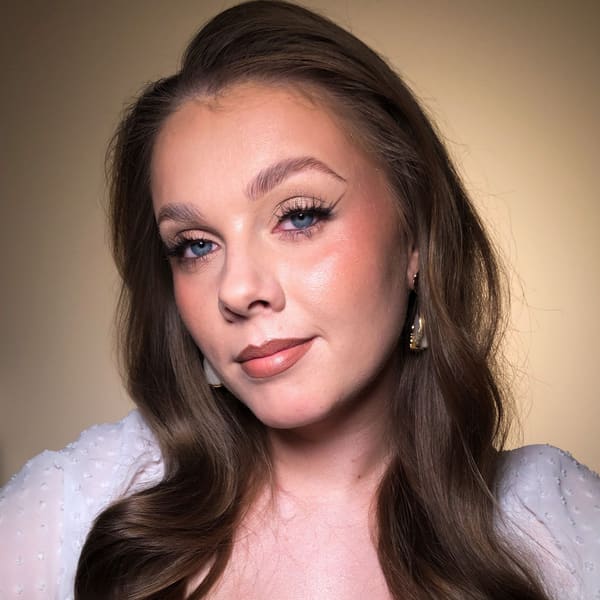 Delikatny makijaż glamour z rozświetleniem i wyrazistymi rzęsami