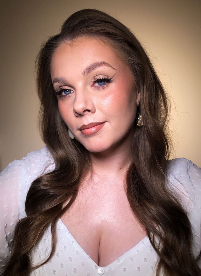 Delikatny makijaż glamour z rozświetleniem i wyrazistymi rzęsami